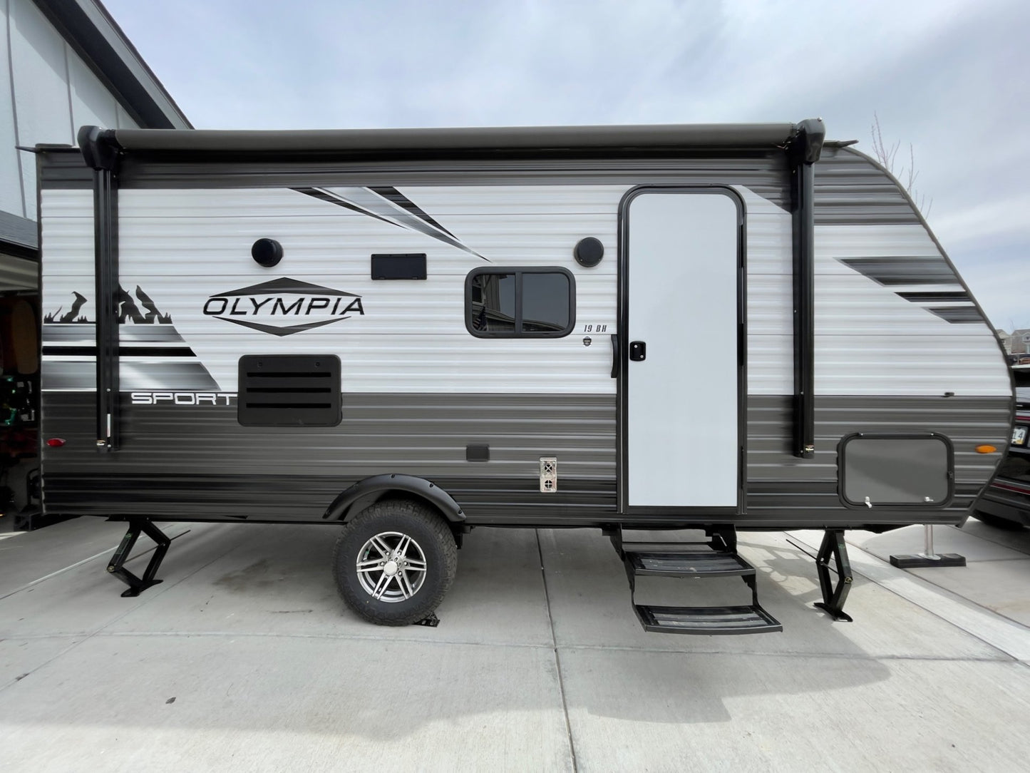 Travel Trailer for Rent! Olympia Sport 19BH - Compact and Family-Friendly