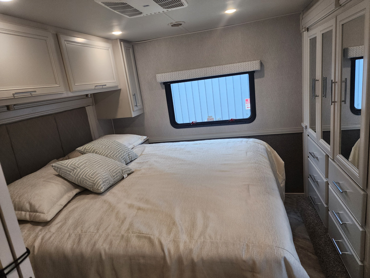 Luxury RV Adventure Awaits: Rent the Holiday Rambler Eclipse 34J Class A Motorhome!