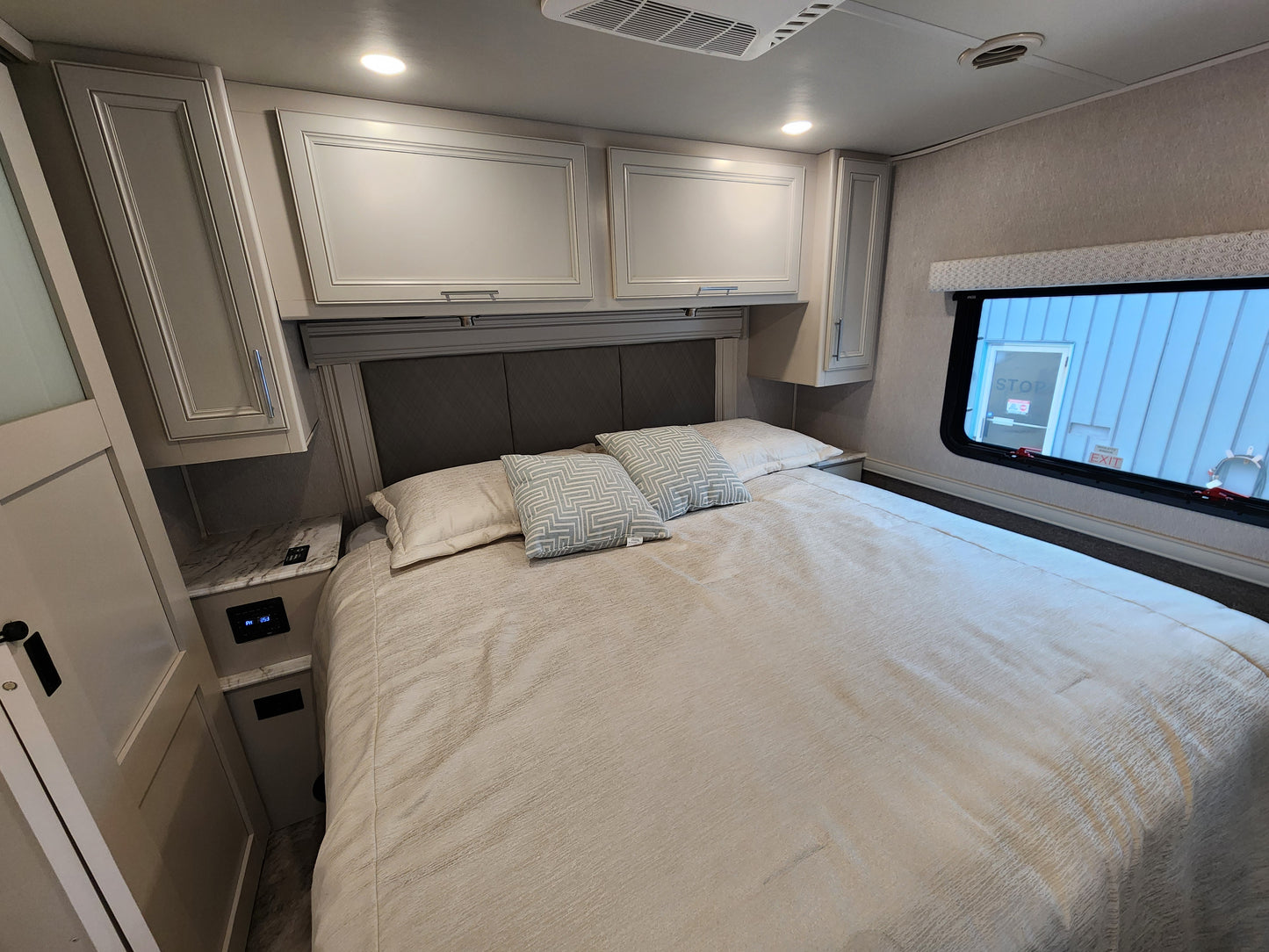 Luxury RV Adventure Awaits: Rent the Holiday Rambler Eclipse 34J Class A Motorhome!