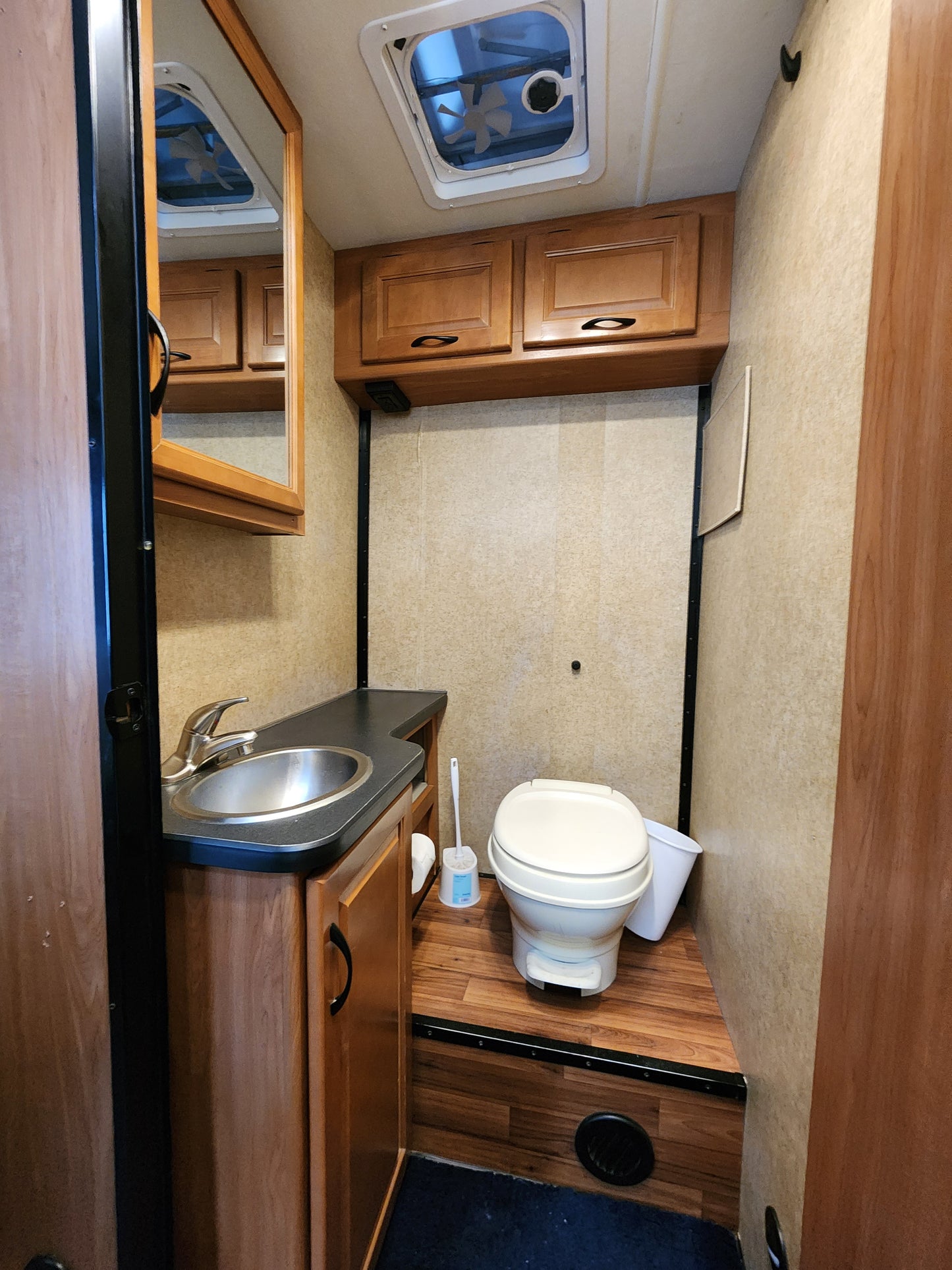 Rent the Thor Majestic 28A Class C RV for Unmatched Comfort and Adventure