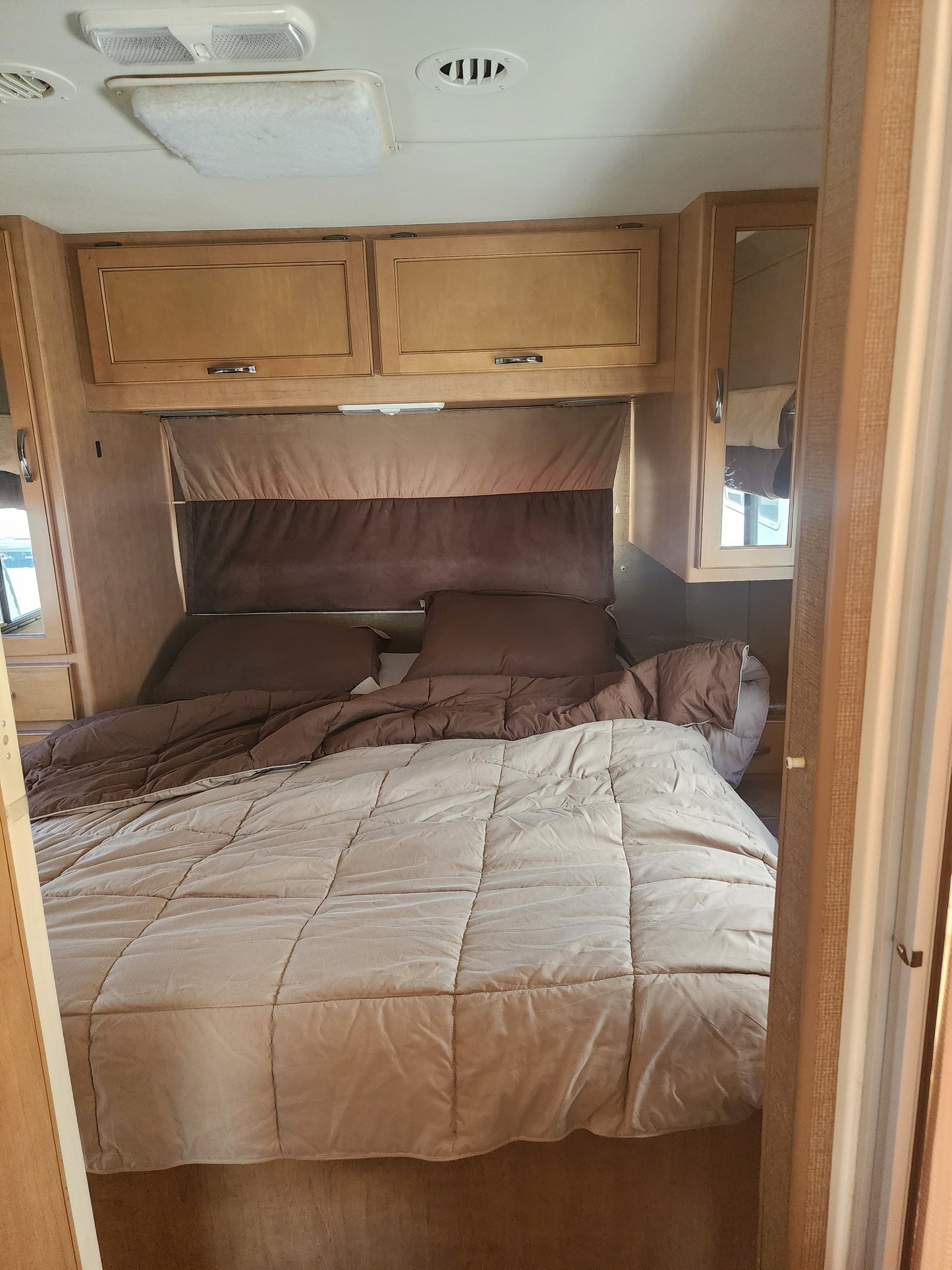 Four Winds 28A Class C RV for Rent– Reliable, Spacious, and Perfect for Your Next Adventure!