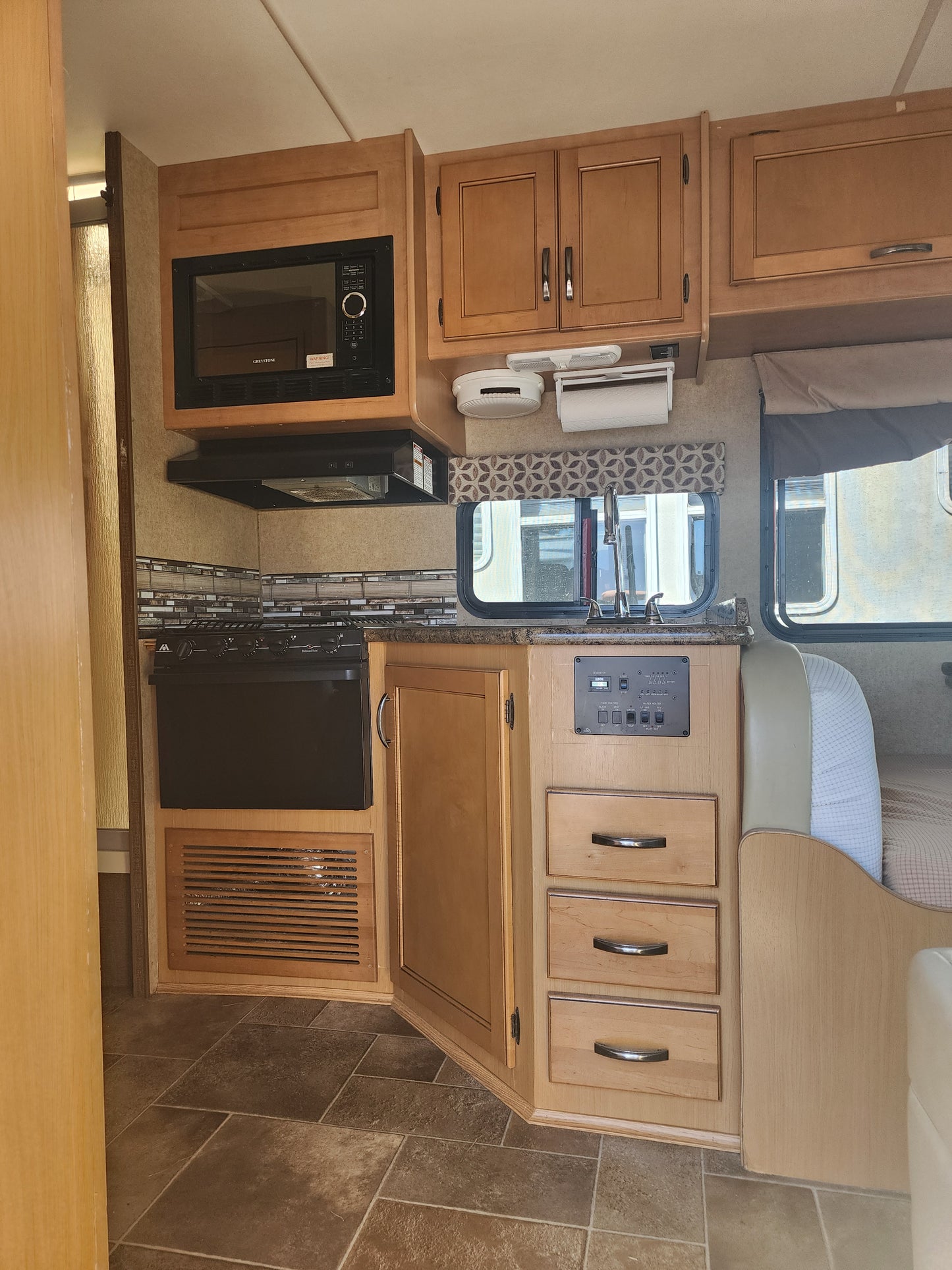 Four Winds 28A Class C RV for Rent– Reliable, Spacious, and Perfect for Your Next Adventure!