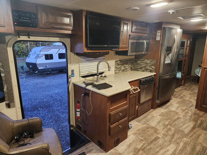 Luxury Georgetown 351DS Class A RV Rental!