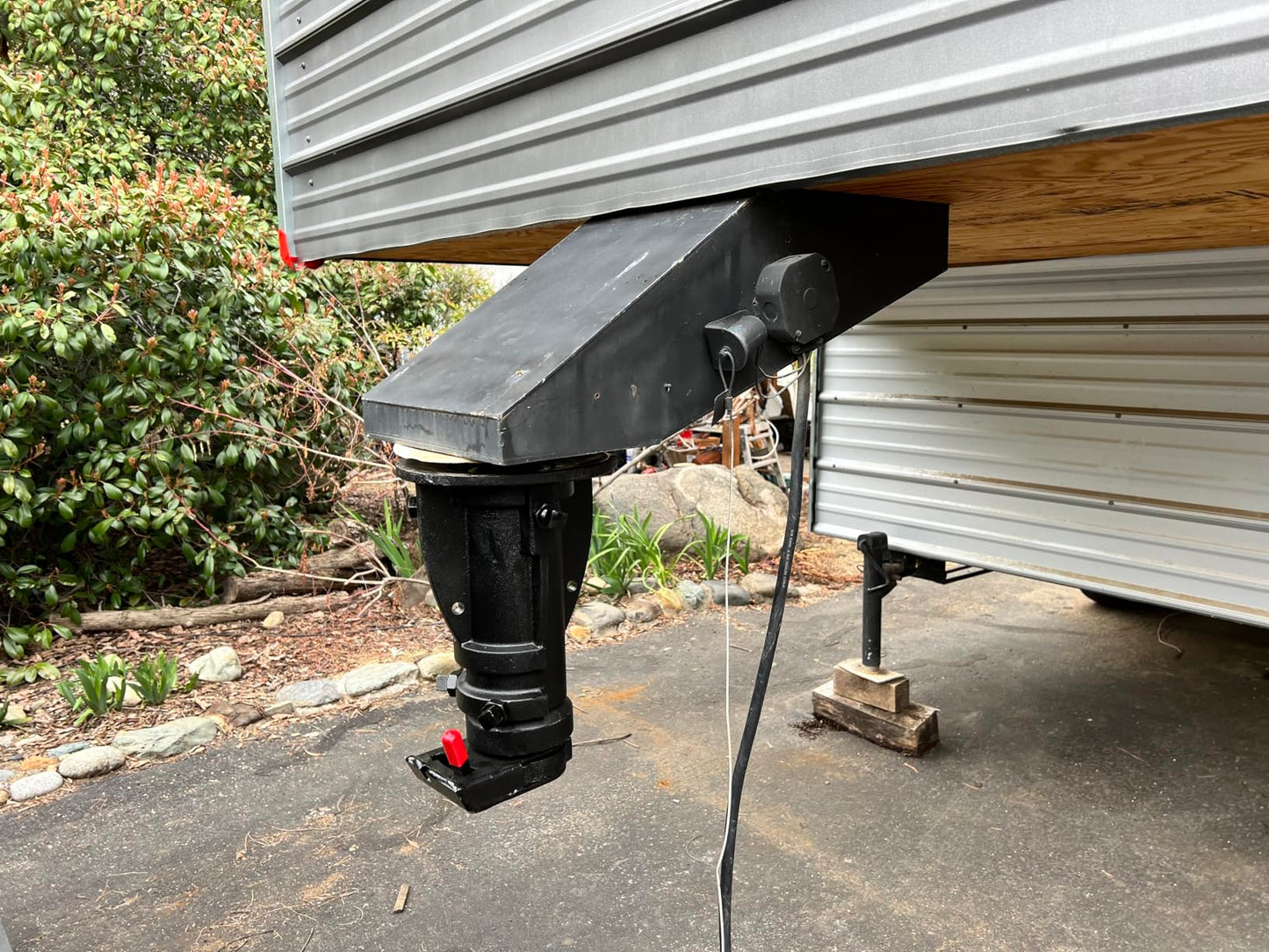 Heavy-Duty Fifth Wheel to Gooseneck Adapter for Rent - 20,000 lbs Towing Capacity